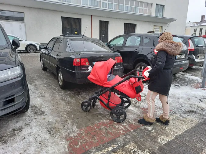 Паркохам залишив авто на переході у центрі Луцька (фото)