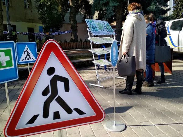 Патрульні у центрі Луцька розповідають дітям про безпечний Великдень (фото)