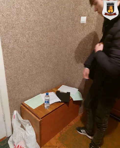 У Луцьку муніципали купили в жінки сурогат і оштрафували її за це (фото)