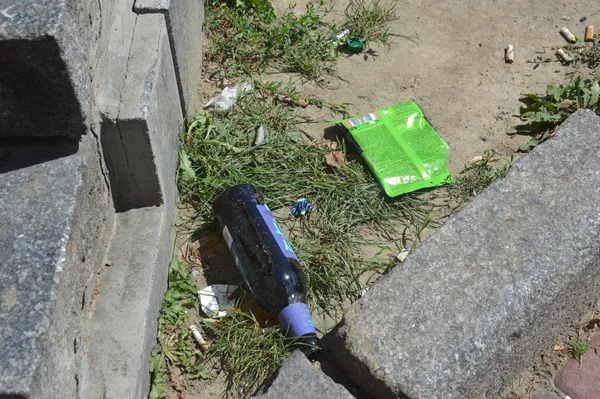 У Луцьку під стінами театру розвели свинство і матюкають театралів (ФОТО)