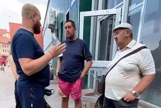 На автостанції у Луцьку муніципали виявили «точку» торгівлі сурогатом (фото)