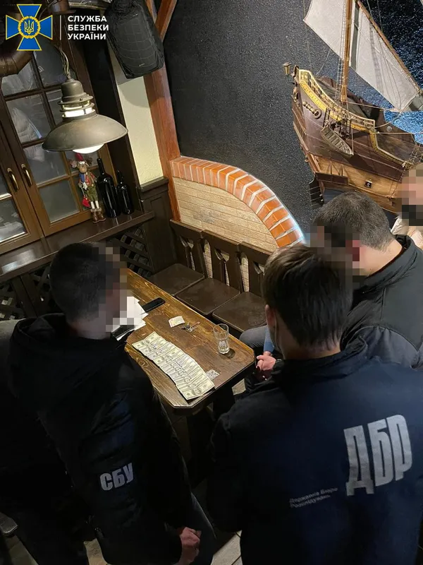 Затриманому на хабарі волинському податківцю повідомили про підозру (фото)