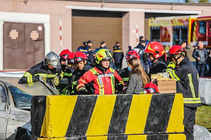 Ріжуть і палять автівки: волинські рятувальники взяли участь у масштабних навчаннях (фото)