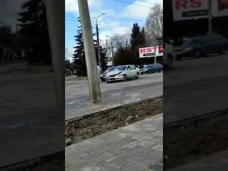Значні механічні ушкодження: у Луцьку – ДТП на Молоді (відео)
