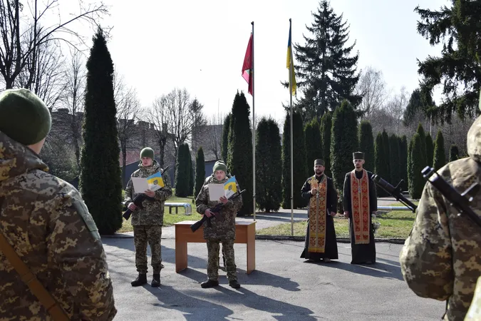 Мобілізовані та контрактники, чоловіки та жінки: у Луцьку склали присягу прикордонники (фото)