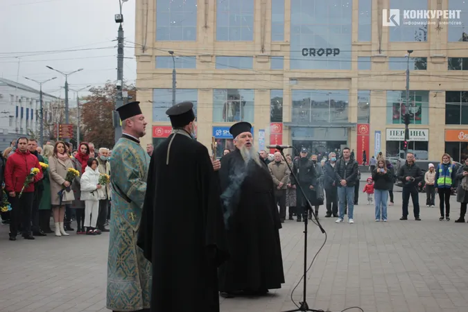 У Луцьку поклали квіти до стели загиблим захисникам України (фото, відео)