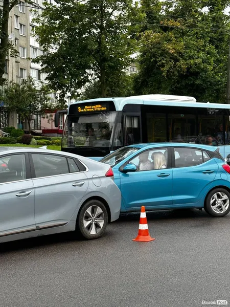 Утворився затор: у Луцьку – ДТП на Соборності (фото)