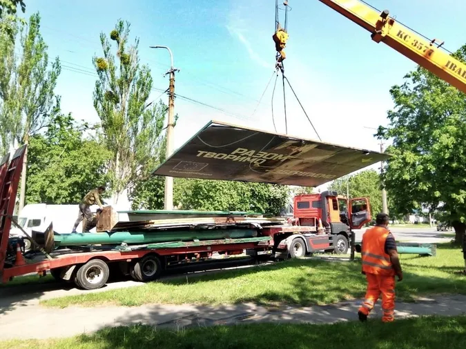 У Луцьку демонтували кілька великих білбордів (фото)