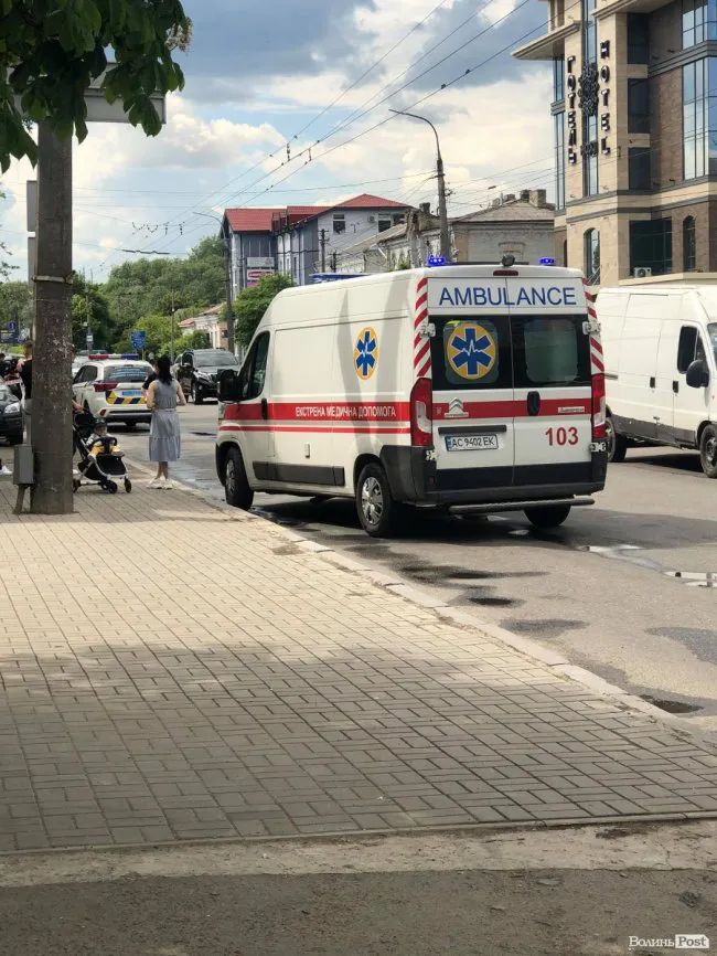 У Луцьку на переході авто наїхало на чоловіка та двох дітей (фото)