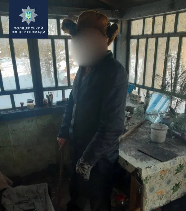 На Волині поліцейський допоміг дідусеві, який жив у напівзруйнованому будинку