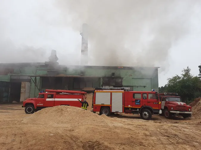 У Луцькому районі спалахнула пожежа на виробництві (фото)