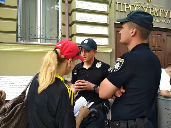 У Луцьку до пікетувальників прокуратури викликали патрульних (фото)