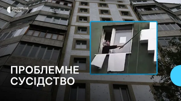 Обливає робітників помиями і збиває пінопласт: лучанка не дає сусідам утеплювати багатоповерхівку (відео)