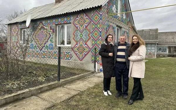 Хата-вишиванка: волинянин оздобив власний будинок пластмасовими кришечками