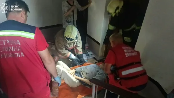Лізли через вікно: у Нововолинську рятували чоловіка із зачиненої квартири (фото)