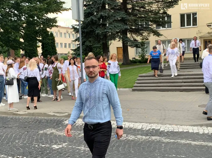 У День прапора лучани вбрались у сорочки, а будинки прикрасили стягами (фото)