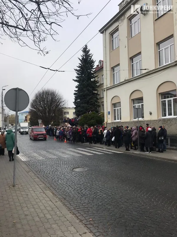 Під Луцькрадою – мітинг підприємців зі Старого ринку (фото, оновлено)