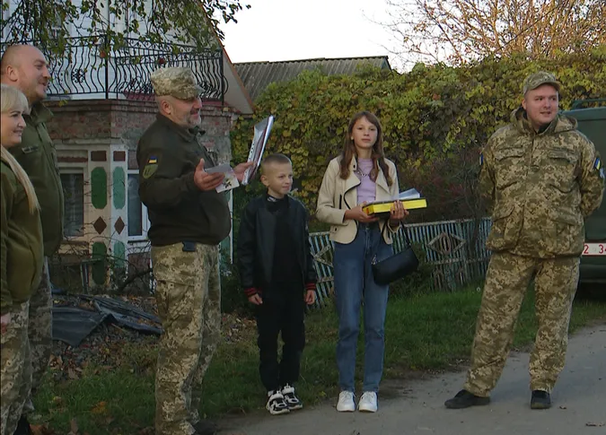 Грамоти, шеврони, цукерки: волинські тероборонівці віддячили дітям за зібрані гроші (фото)