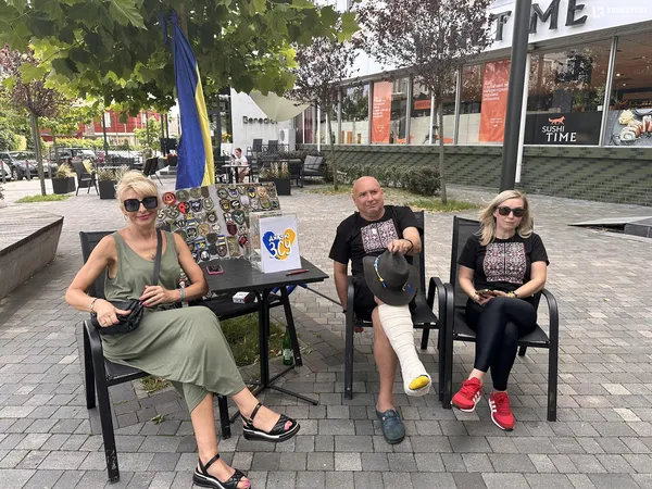 У центрі Луцька актор серіалу «Пес» збирає гроші на ЗСУ (фото)