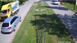Потрібні боларди: у луцькому парку автомобілі їздять пішохідними доріжками (відео)