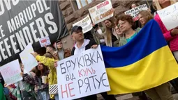 «Бруківка від куль не рятує»: в містах України пікетують проти нецільових витрат (фото)