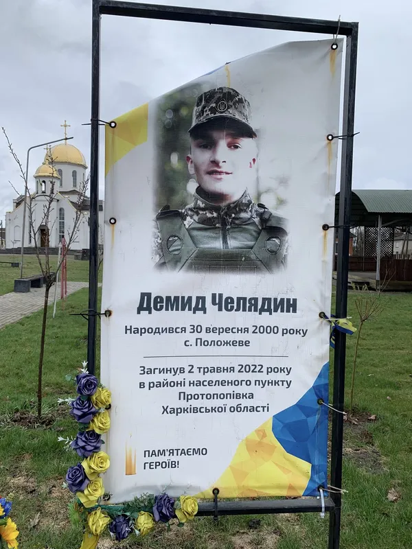 На Волині шквальний вітер понівечив портрети, розкидав лампадки та квіти на Алеї Героїв (фото)