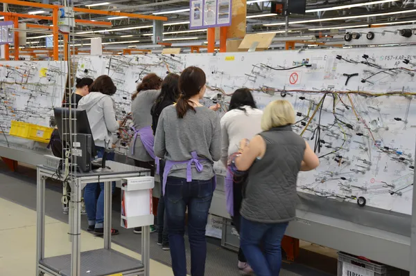 На заводі працюють переважно жінки - близько 55%