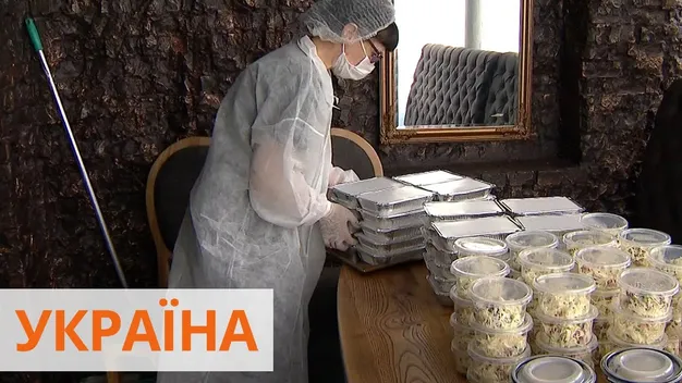 Олів’є, млинці та супи: український ресторан безкоштовно годує медиків (відео)