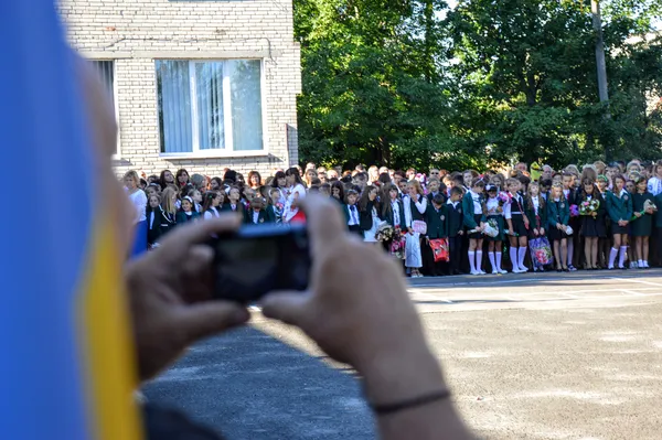 «Сонний» і «квітковий» перший дзвоник в луцьких школах (фото)