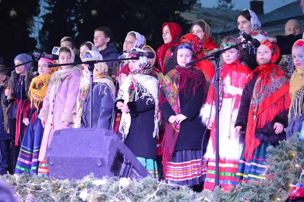 З піснями та феєрверками: у Луцьку засвітили головну ялинку