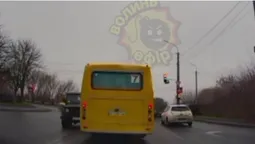 Мчав назустріч: у Луцьку УАЗ в'їхав у маршрутку (відео)