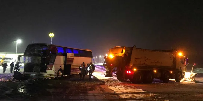 Двоє постраждалих: на Волині зіткнулися вантажівка та автобус (фото)