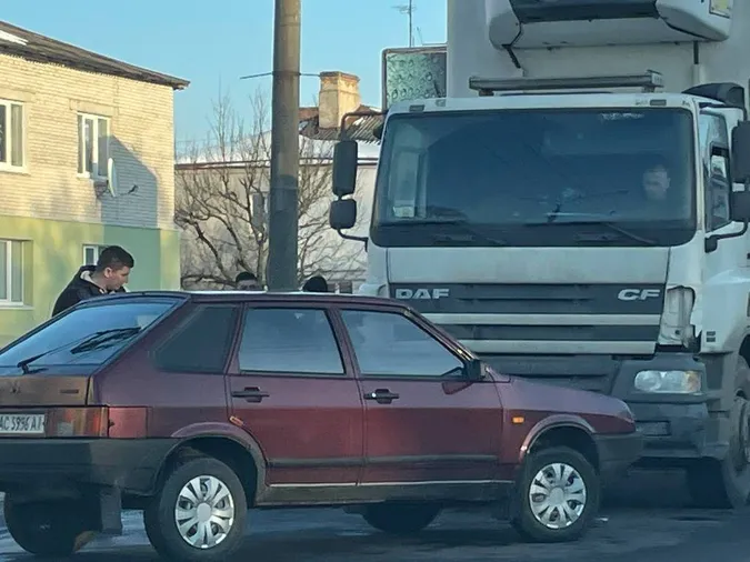 У Луцьку не поділили дорогу легковик і вантажівка (фото)