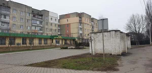 Лучани скаржаться на «діряву» зупинку на Теремнівській (фото)