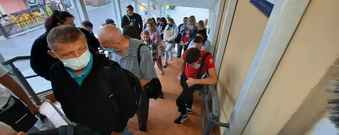 Біля Луцького ЦНАПу щоранку утворюється черга: у чому причина (відео)