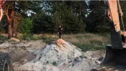 На Волині біля незаконного кар'єру автівка збила правоохоронця (фото, відео)