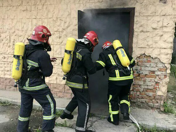 Луцьких рятувальників відправили в теплодимокамеру для тренування навичок (фото)