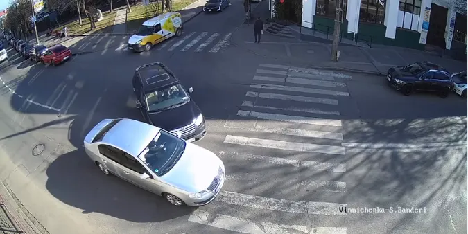 У центрі Луцька на переході зіткнулися Subaru та Volkswagen (відео)