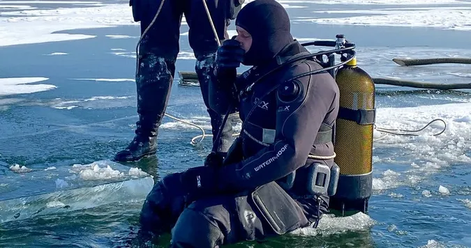 Холод, товстий лід, крижана вода: як на Світязі тренуються водолази (фото)
