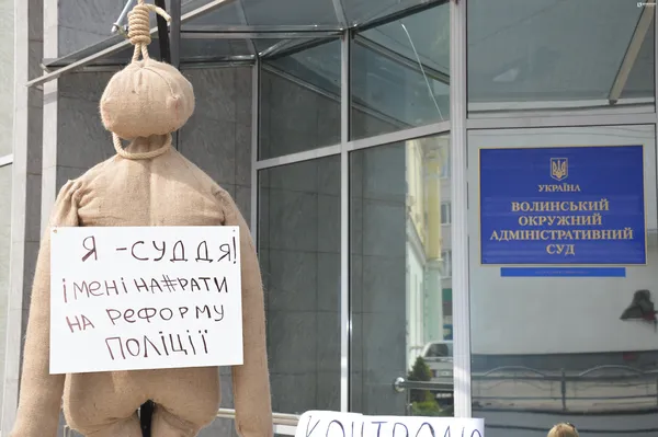 Опудало судді перед входом до окружного адмінсуду