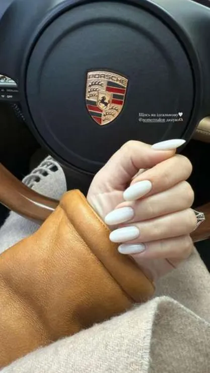 Дружина легендарного футболіста з Луцька похвалилася коштовним Porsche і не тільки (фото)