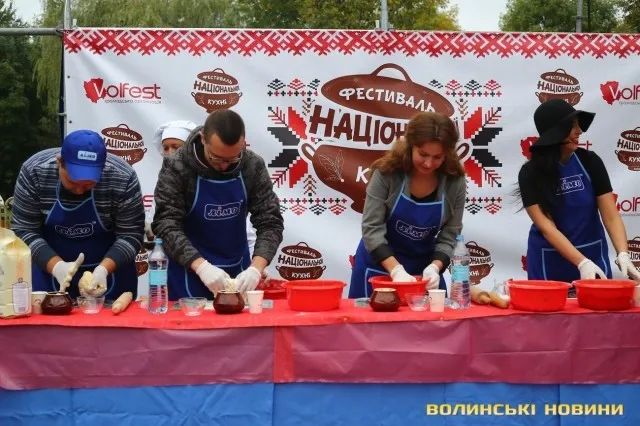 На луцькому «Фестивалі національної кухні» смакували борщ та вареники (фото)