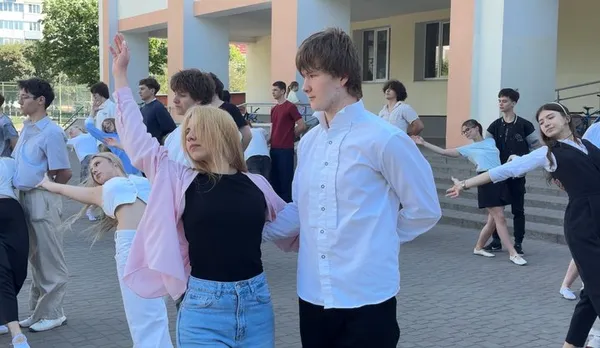 «Хочеться, щоб нами любувалися»: як луцькі школярі готуються до випускного дзвоника (фото, відео)
