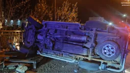 У Луцьку біля «Нової лінії» Ford в'їхав у паркан та перекинувся серед дороги (фото)
