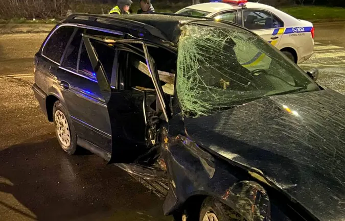 П'яна лучанка в'їхала в дерево: допомогти їй приїхав чоловік, теж п'яний (фото)