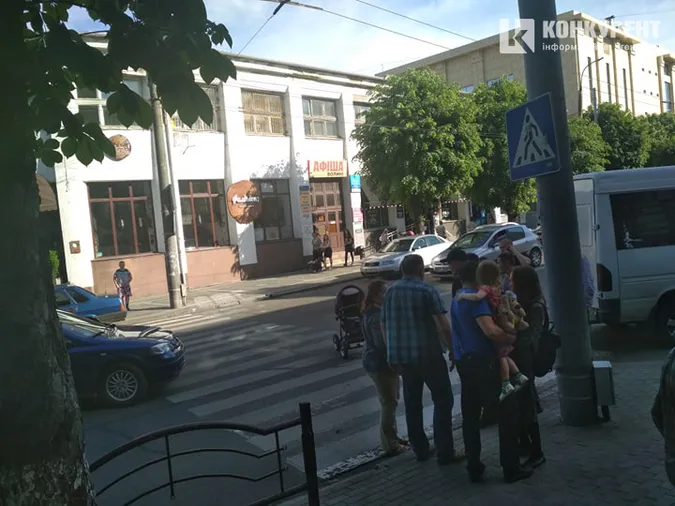 У Луцьку на переході автомобіль наїхав на жінку з коляскою (фото)