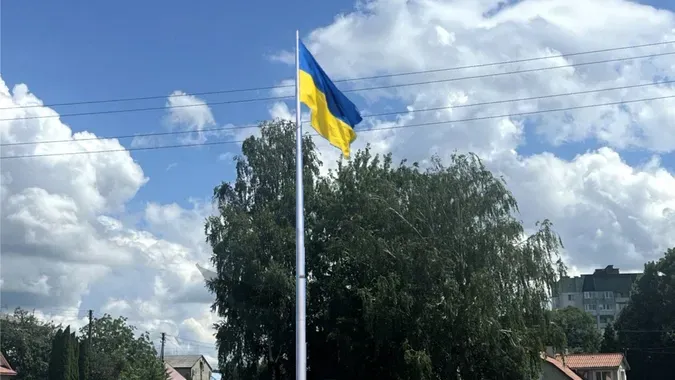 У місті на Волині замайорів найбільший прапор України у громаді