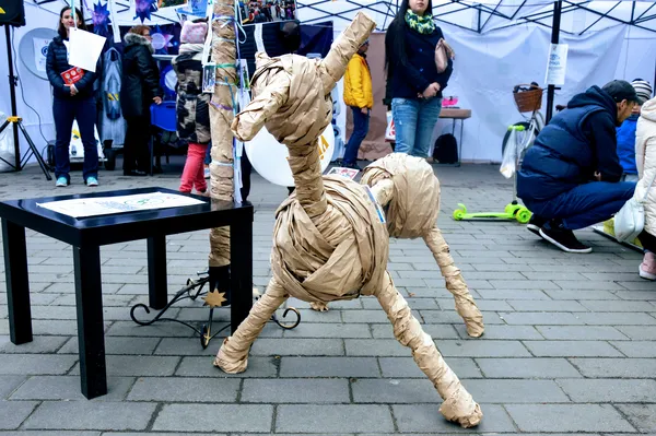 Чудернацьке створіння та дерево посеред виставкової зони - ідея луцького об'єднання «Наукові пікніки».