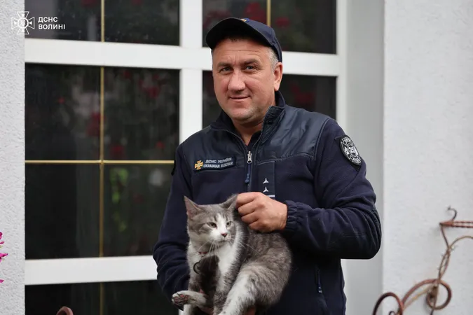 У центрі Луцька горів будинок – вогнеборці врятували собаку та кота (фото)