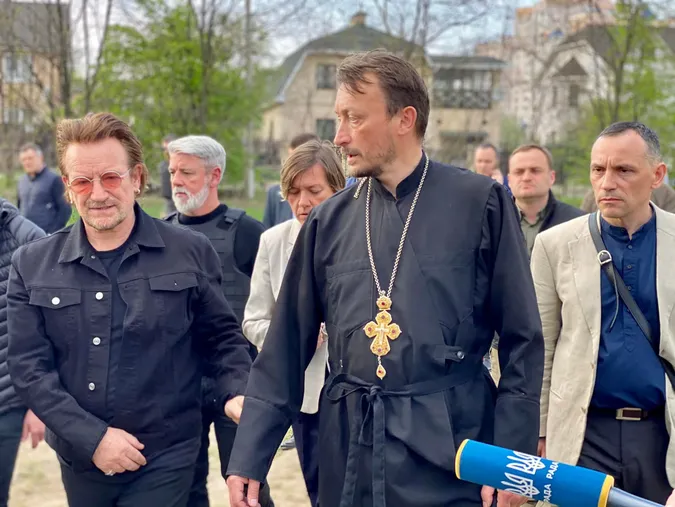 Ірландський рок-співак після концерту у київському метро поїхав до Бучі та Ірпеня (фото)